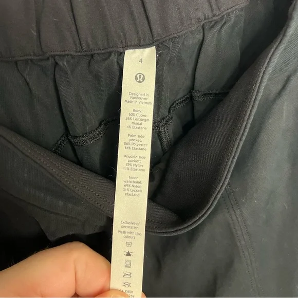 Lululemon Metropolis Maven High Rise Crop Size 4 Black Cargo Pant - Picture 11 of 12